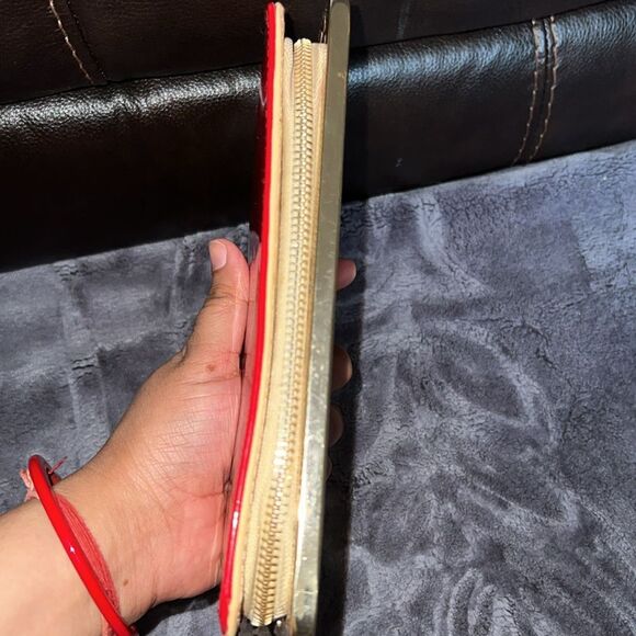 Elegant Red Wallet with Gold Accents - Picture 5 of 6